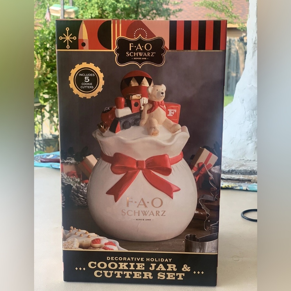FAO Schwarz Decorative Holiday Cookie Jar And 5 Cookie Cutters Set Christmas New